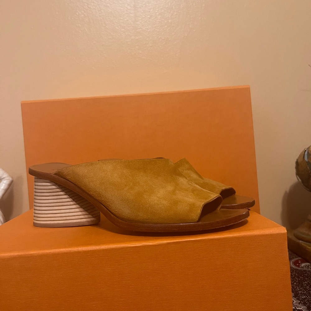 Mercedes Castillo Tan Suede Slides - Size 9